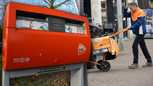 PostNL blijft dividend uitkeren, ondanks het feit dat postbedrijf gecompenseerd wil worden voor dreigende verliezen op de postbezorging.